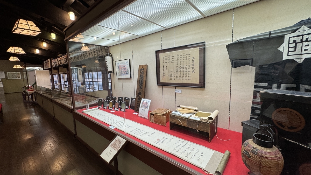 商家古文书与招牌陈列的百年展展柜
