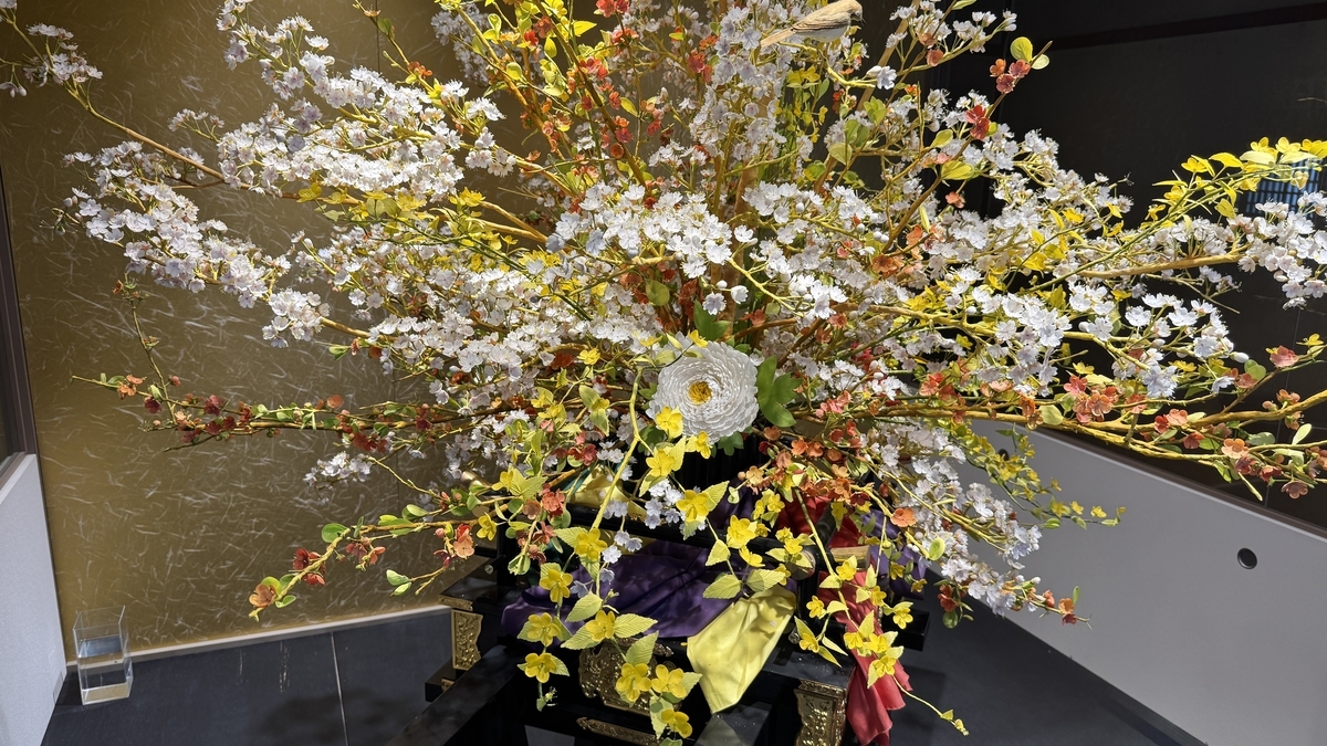 白色与黄色花朵立体绽放的工艺果子花神舆