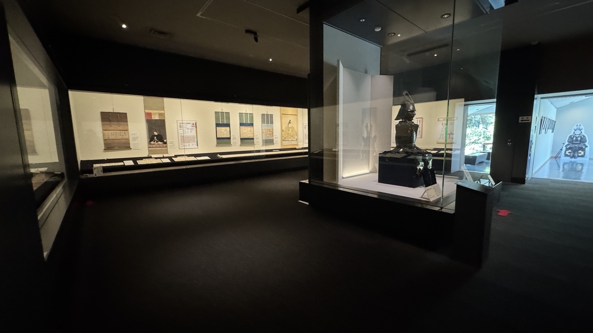 陈列着古文书、挂轴和甲胄的前田土佐守家资料馆第一展示室