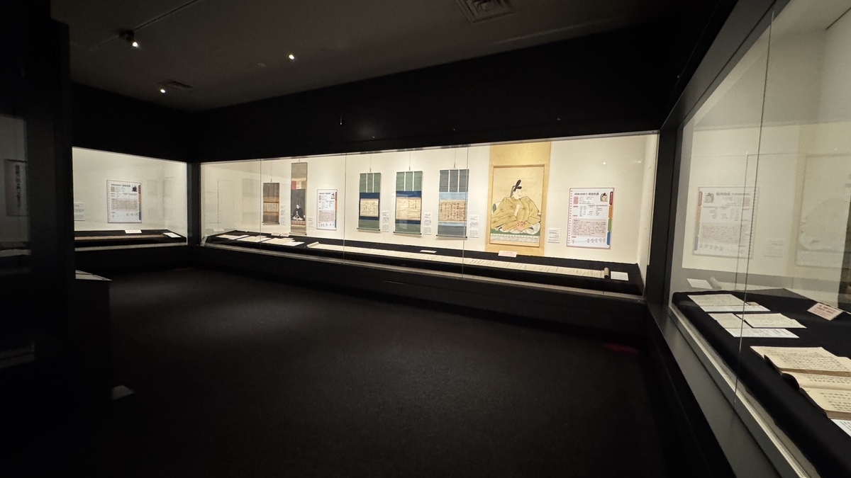 挂轴、绘画与古文书并排陈列的第一展示室一景
