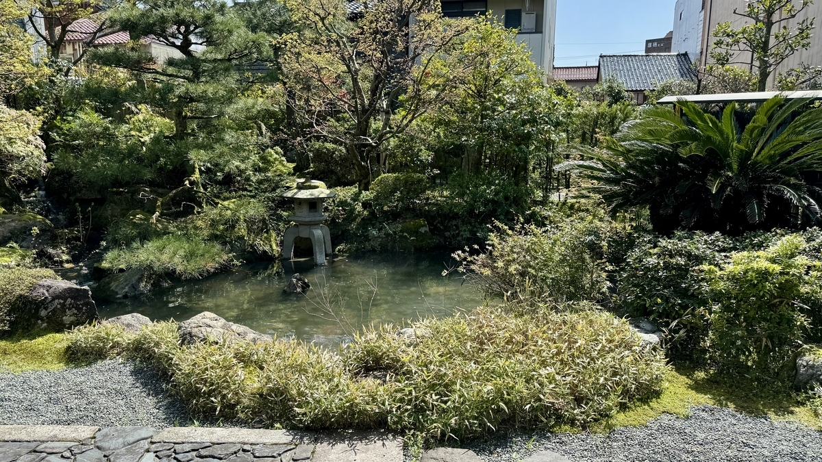 池塘与石灯笼相映的前田土佐守家资料馆日本庭园