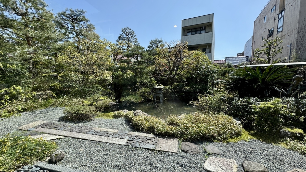 飞石向前延伸的前田土佐守家资料馆日本庭园全景