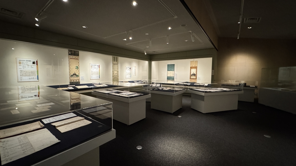 玻璃柜中陈列古文书的第二展示室企划展示一景