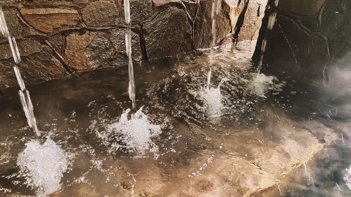 溫泉自高處落入浴槽的打湯