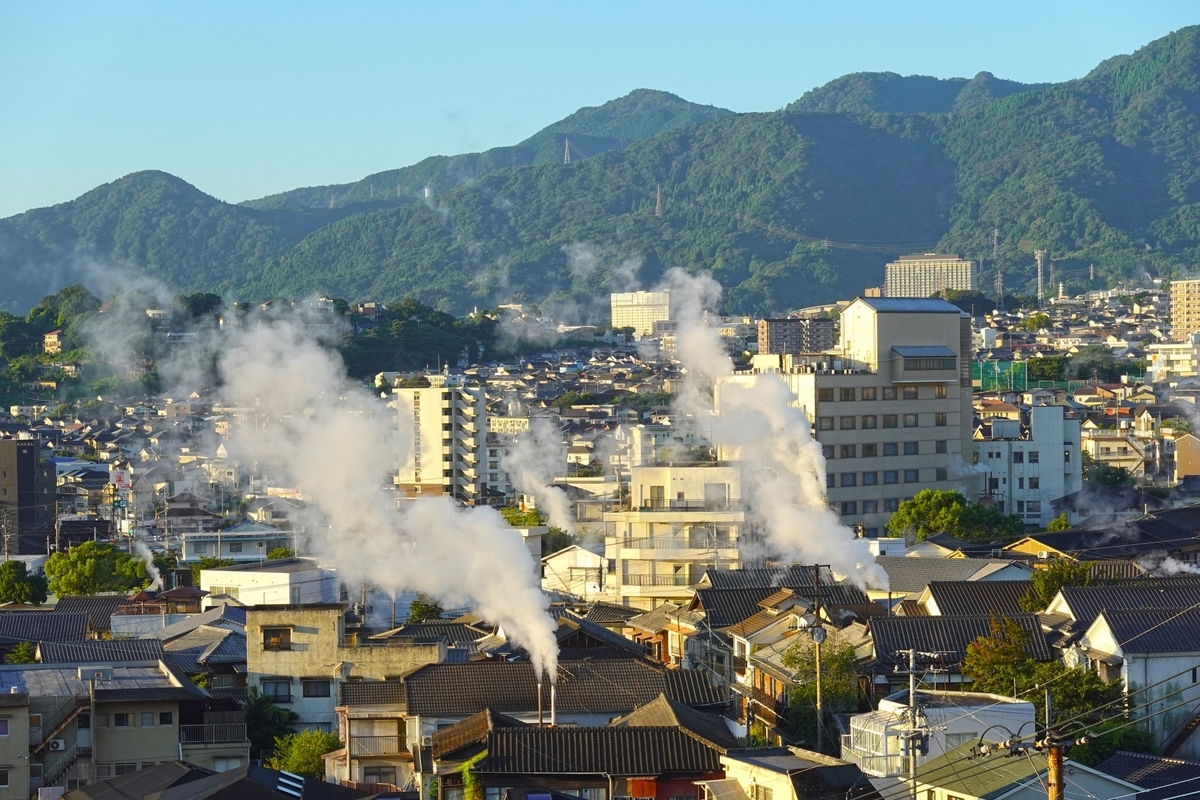 群山環抱的溫泉街各處升騰的蒸氣