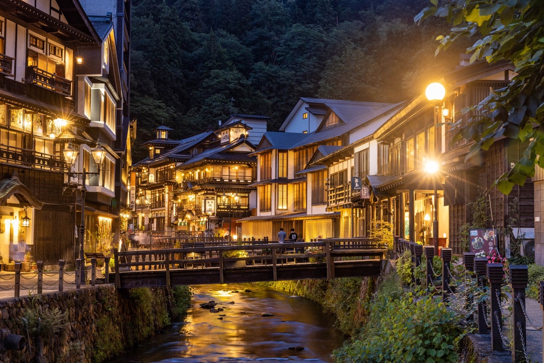 夜晚溫泉街，沿河兩岸排列著旅館