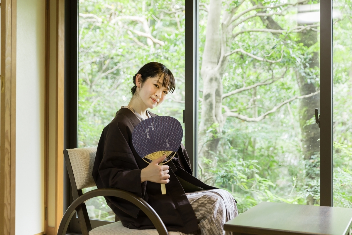 浴衣裝扮的女性手持團扇在湯上休息處歇息