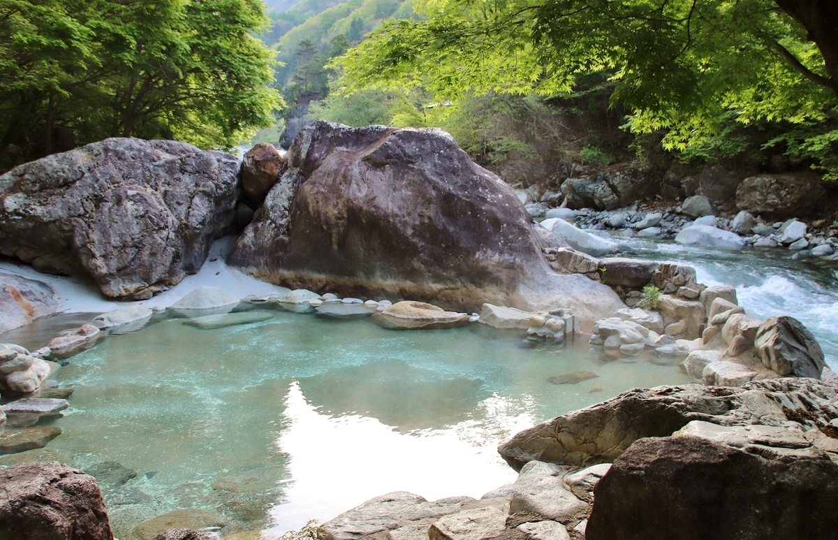 溪流旁岩石環繞的露天浴池