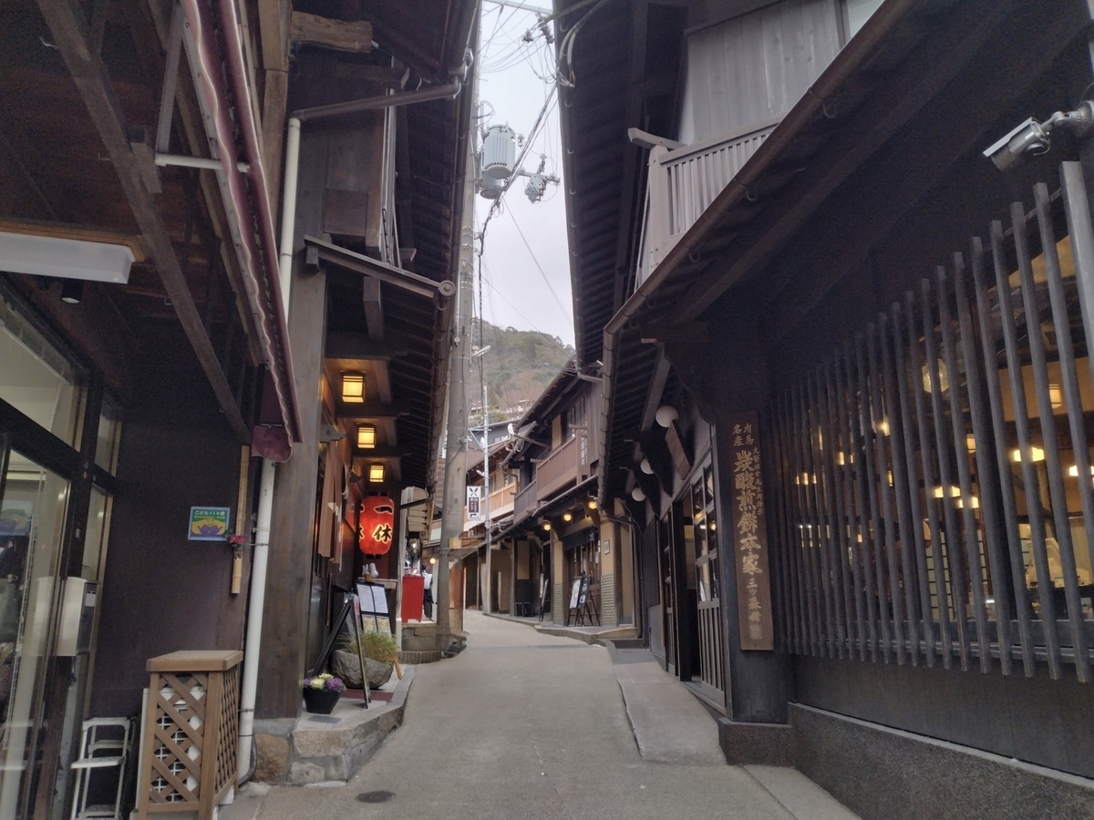 Un estrecho callejón flanqueado por antiguos ryokan en Arima Onsen