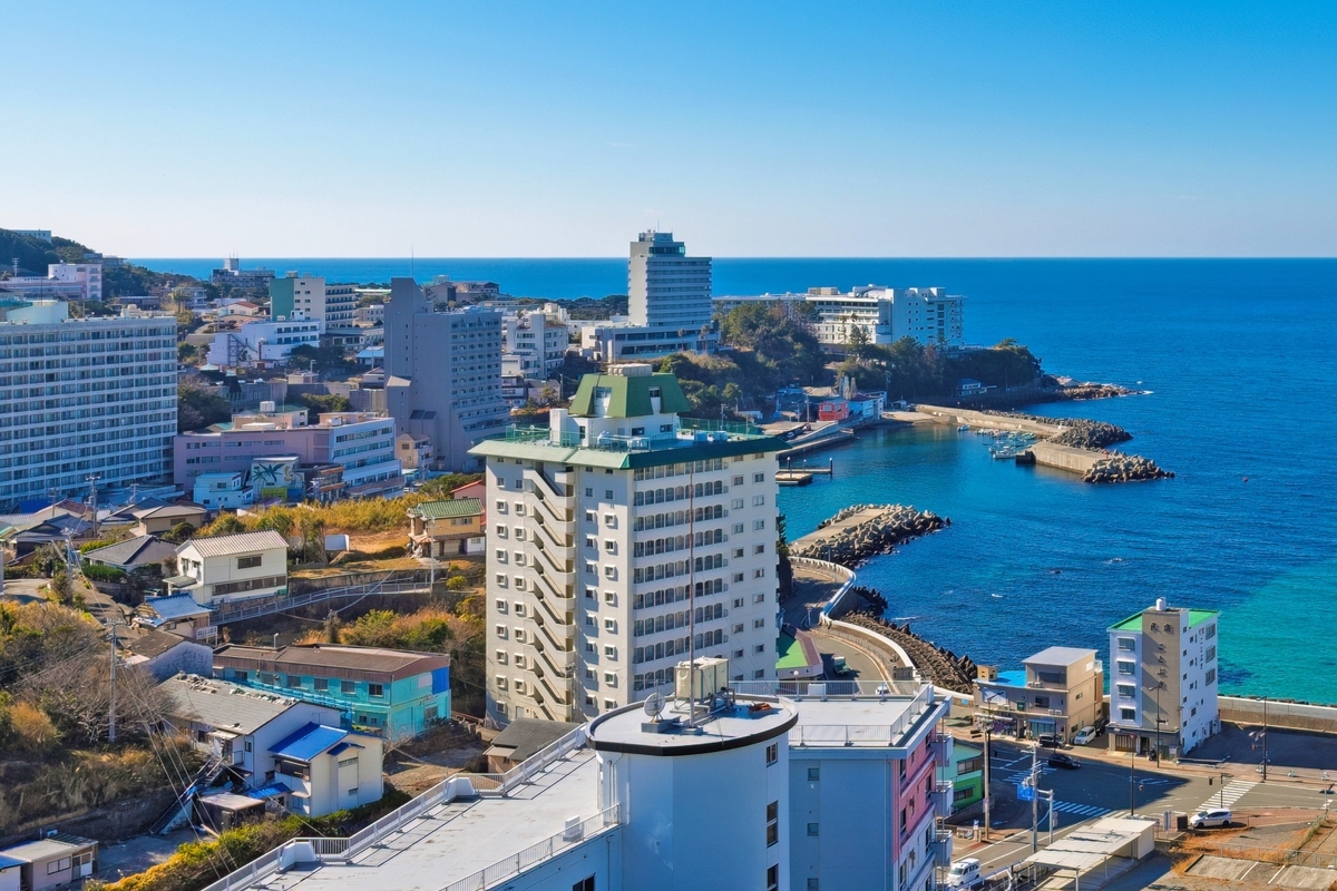 El pueblo termal junto al mar de Nanki-Shirahama Onsen con vistas al océano Pacífico