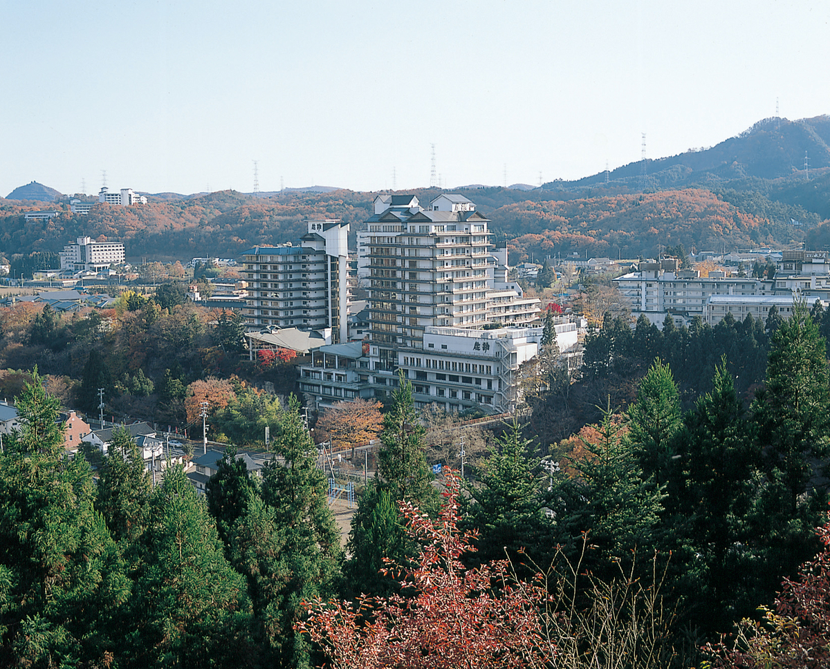 El pueblo termal de Akiu Onsen con ryokan situados entre las montañas