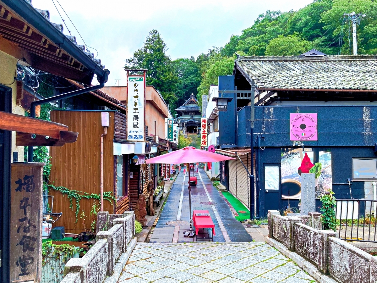 La calle empedrada de Bessho Onsen flanqueada por tiendas de recuerdos