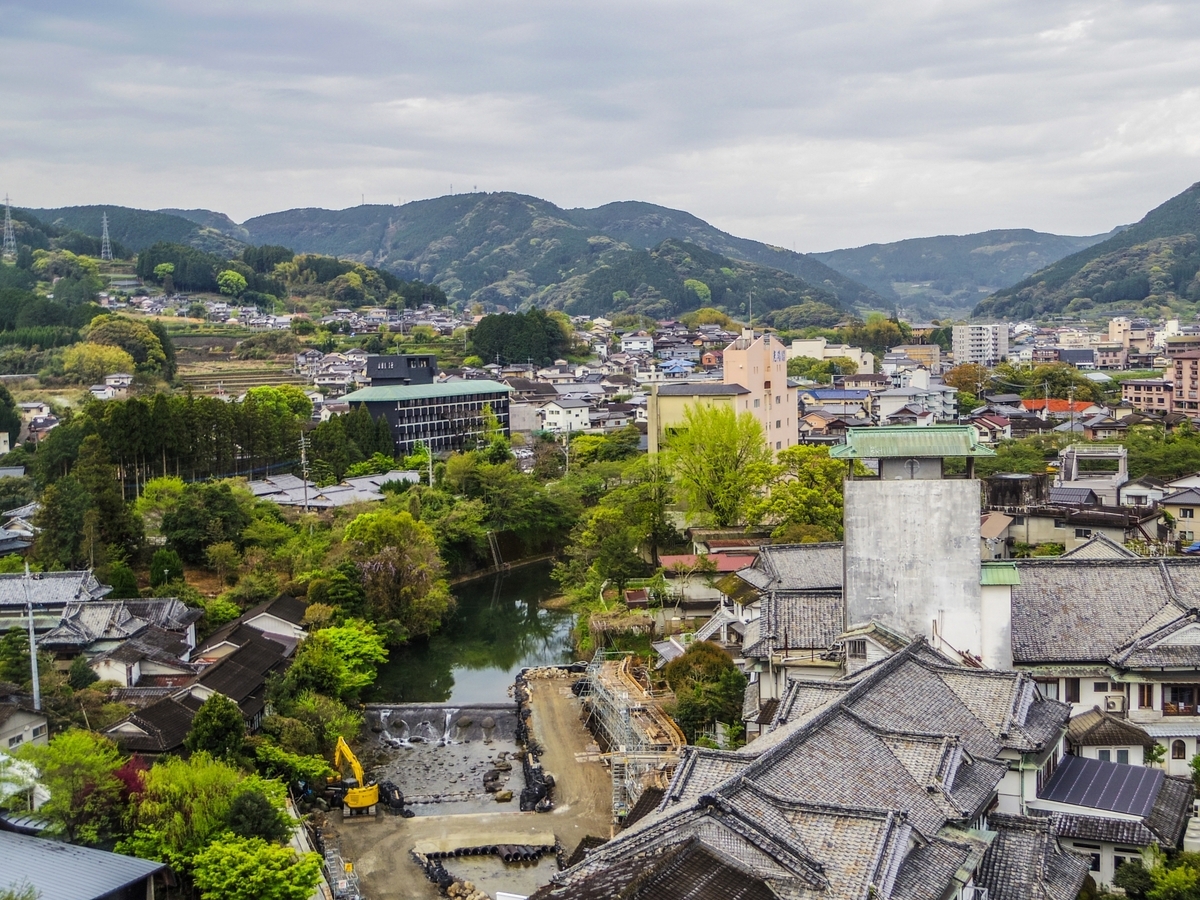El paisaje urbano de Ureshino Onsen rodeado de montañas y el paisaje a orillas del río