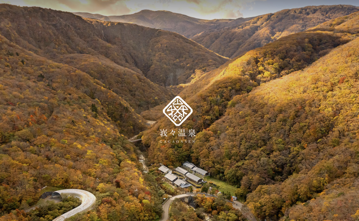 Gaga Onsen en las montañas de la cordillera Zao y la garganta con sus colores otoñales