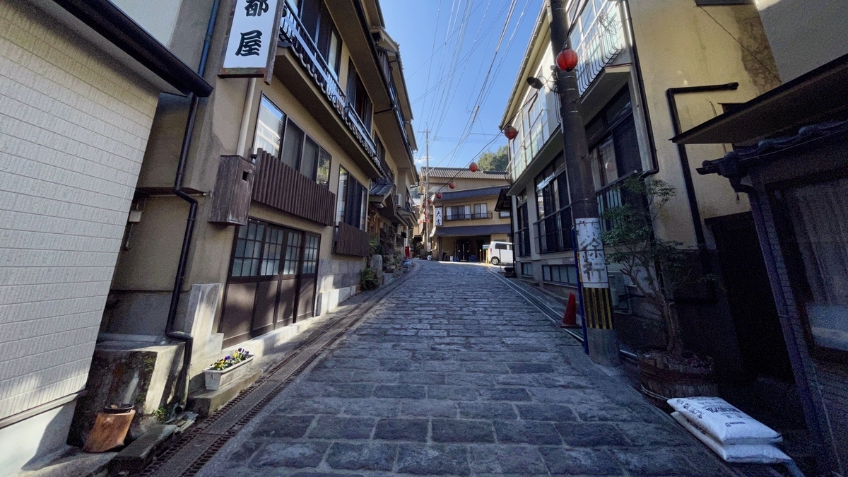 La cuesta empedrada de Yunohira Onsen flanqueada por ryokan