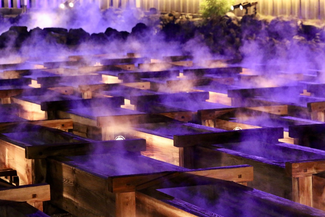 Vapor púrpura flotando sobre el yubatake de Kusatsu Onsen de noche
