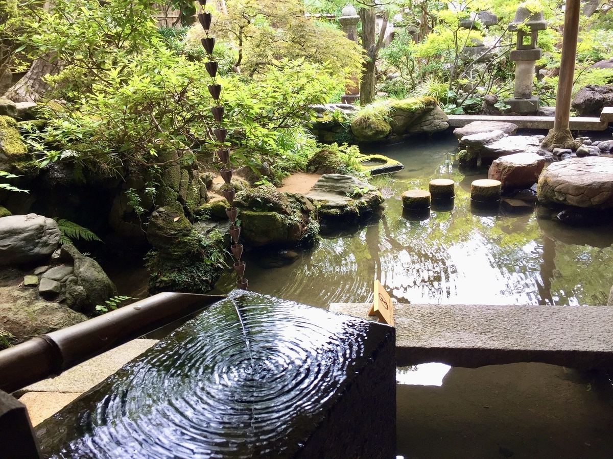 野村家の庭園に流れる曲水と水鉢と石灯籠