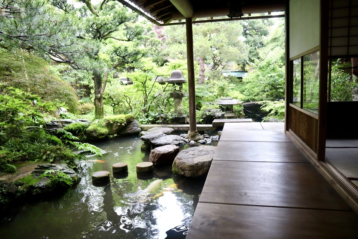 濡れ縁のすぐ足元まで水辺が迫る野村家の庭園