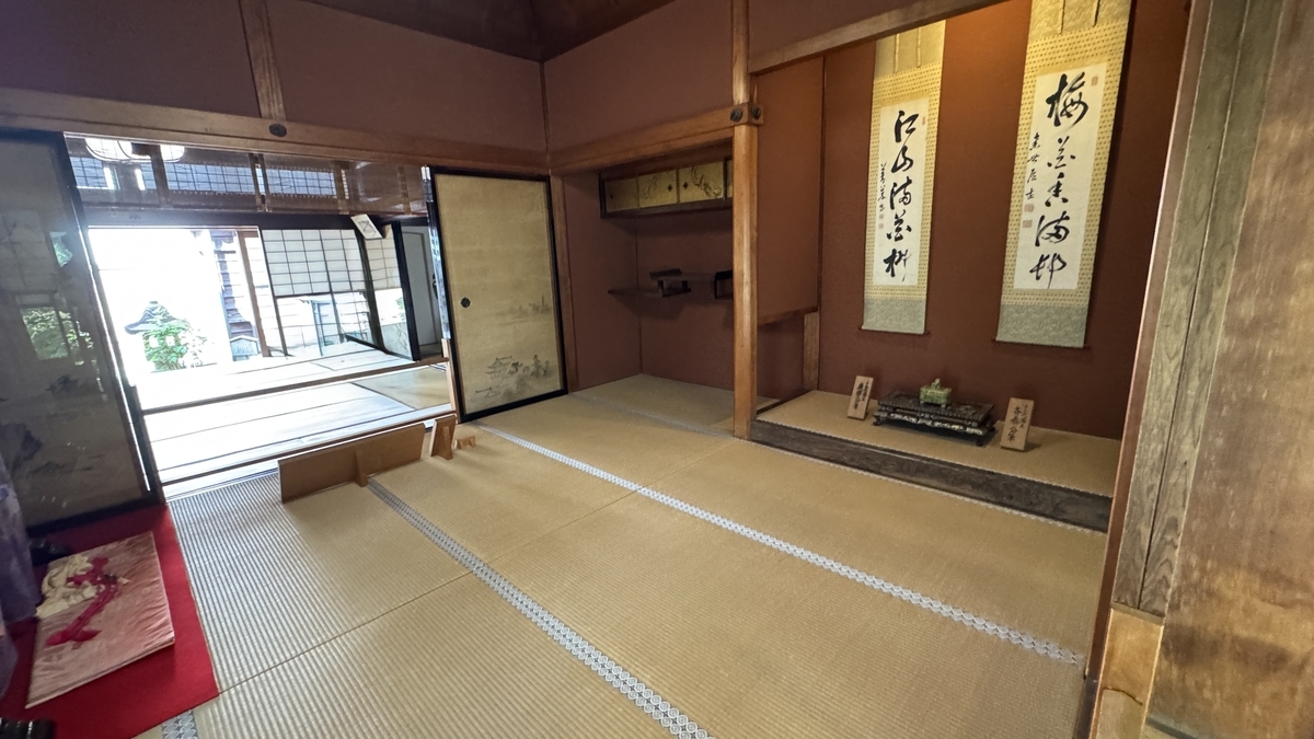 床の間と掛け軸を備えた野村家の上段の間