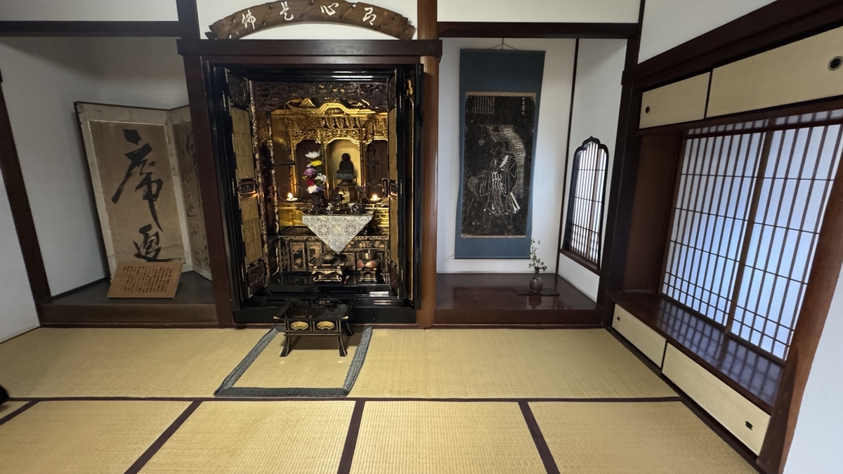 仏壇と掛け軸が並ぶ野村家の畳敷きの座敷