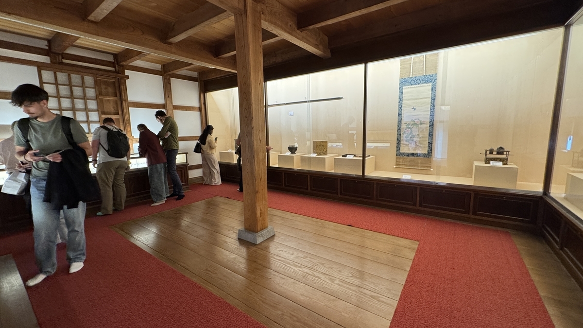 刀剣や古文書を展示する鬼川文庫の展示室
