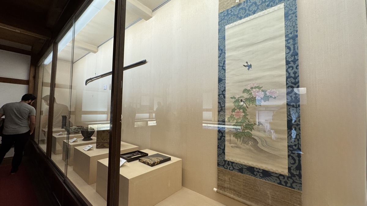 鬼川文庫に展示された掛け軸と刀剣や調度品