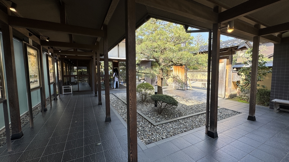 長町武家屋敷休憩館の中庭を囲む通路と展示パネル