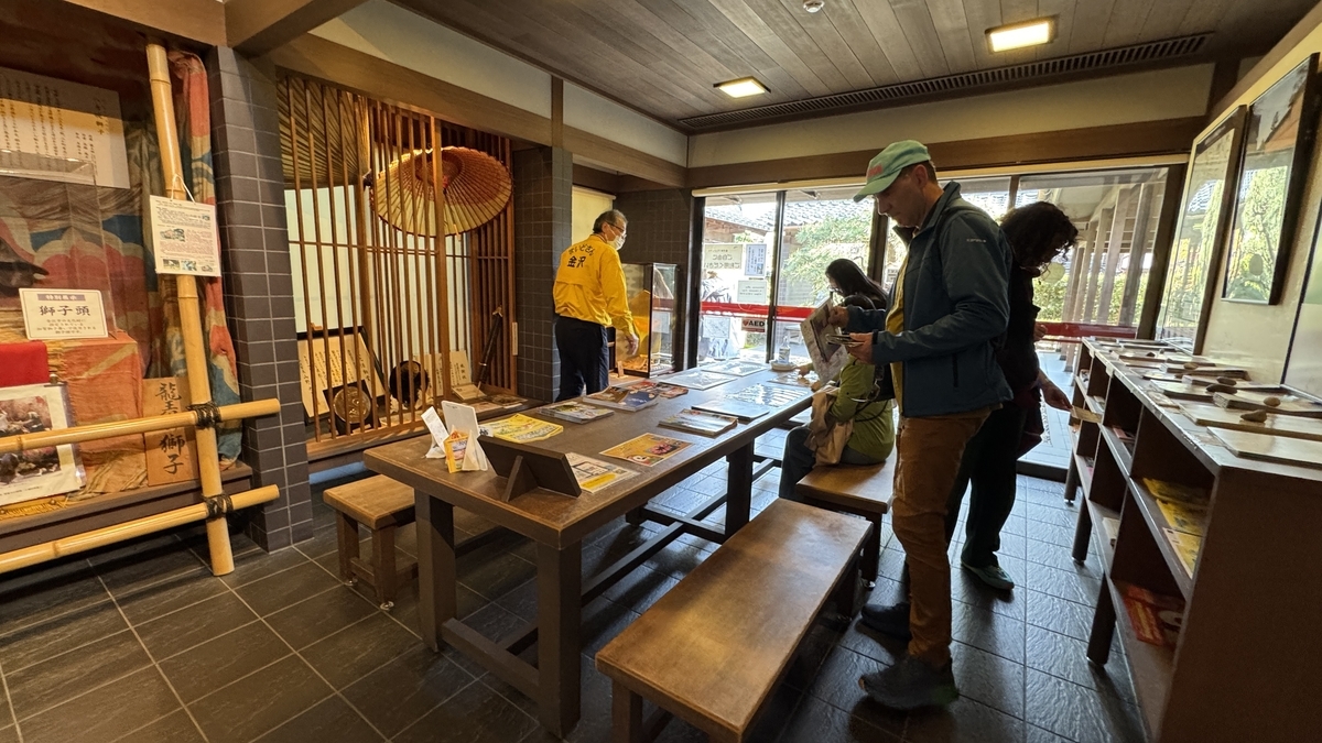 観光パンフレットが並ぶ長町武家屋敷休憩館の館内