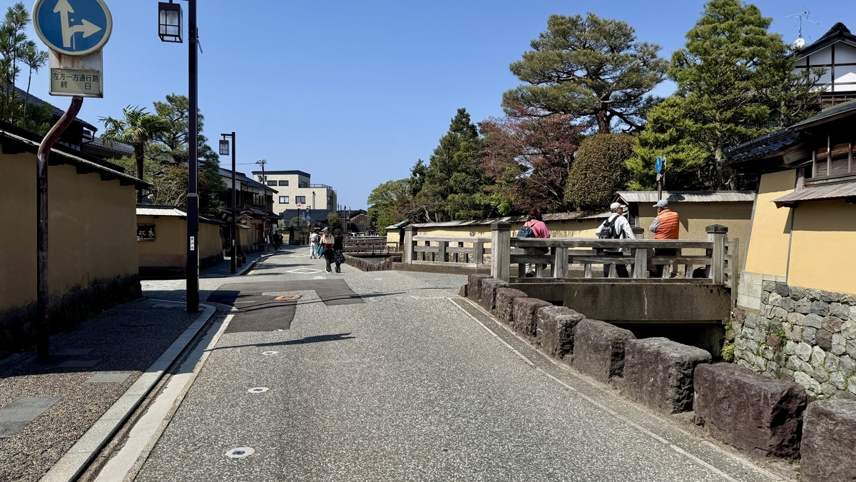 沿用水渠绵延着土墙与桥梁的长町武家屋敷街道