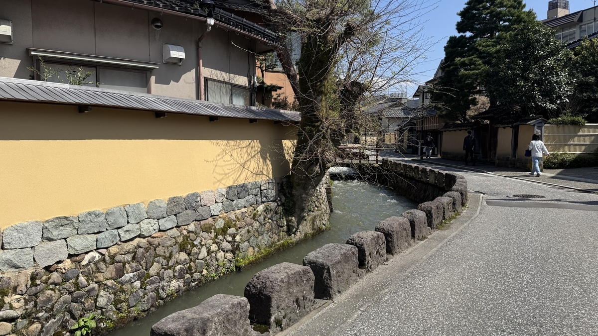 沿大野庄用水绵延的长町武家屋敷迹土墙与石墙