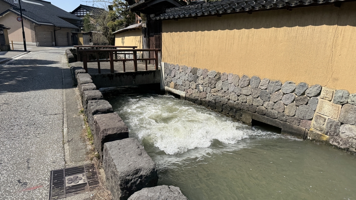 在土墙旁流淌的大野庄用水与小桥