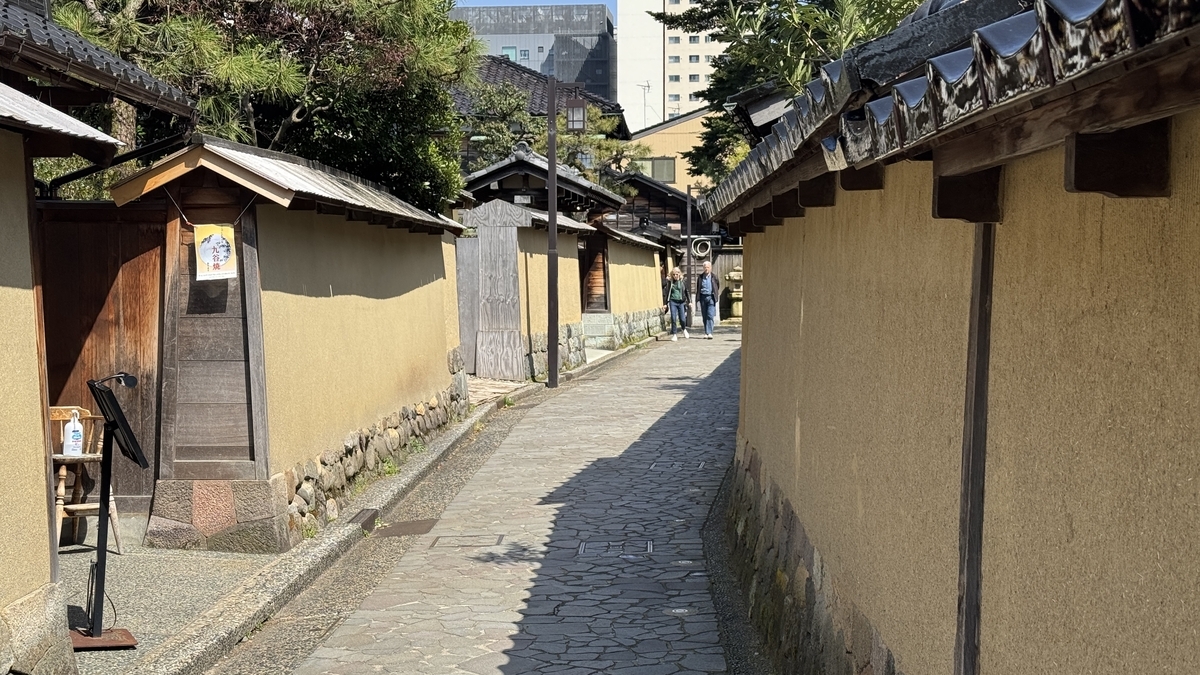 两侧绵延着土黄色土墙的长町武家屋敷迹窄巷