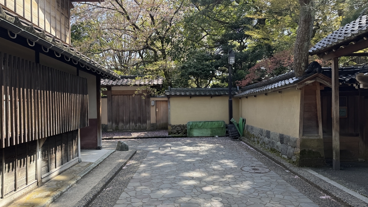 被木格子建筑与土墙环绕的长町武家屋敷迹小巷