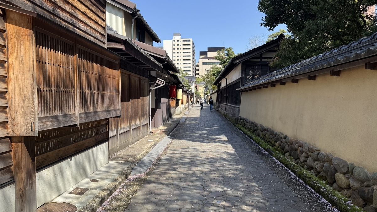 木造町屋与土墙相对而立的长町武家屋敷迹石板路