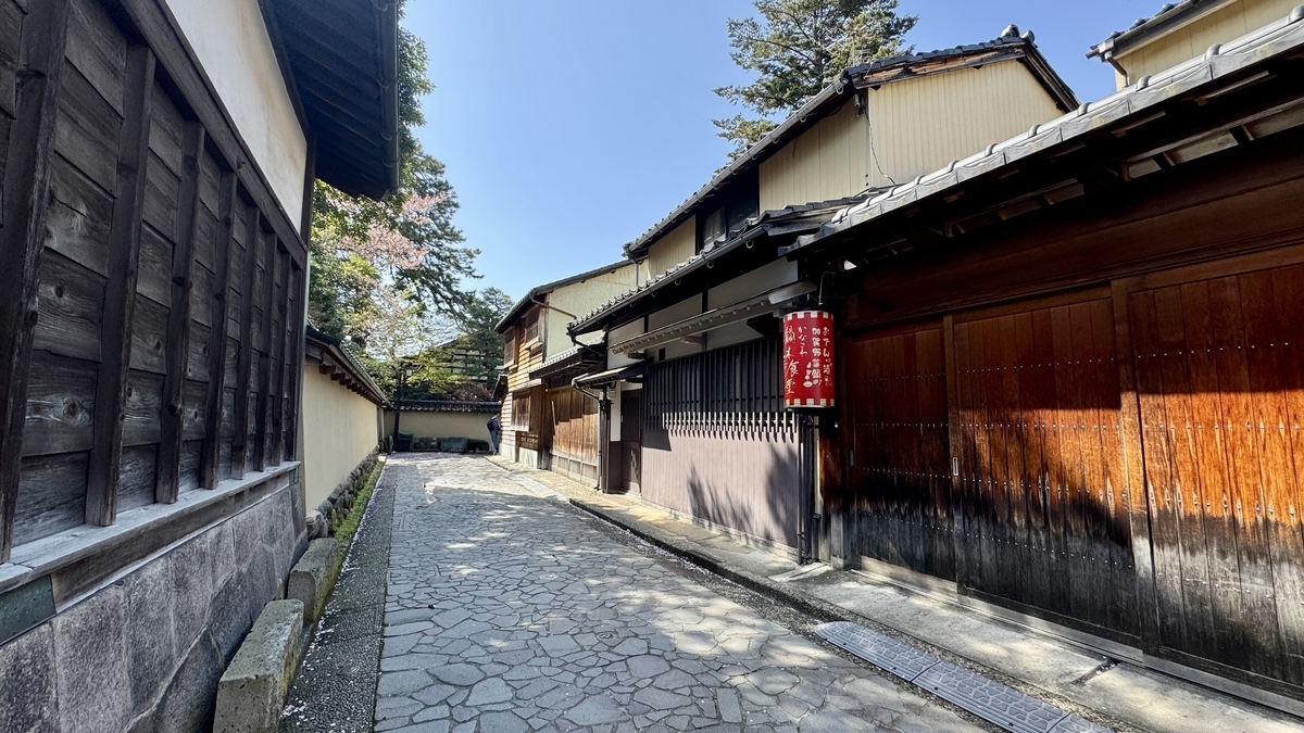 可见餐饮店灯笼的长町武家屋敷迹静谧小巷