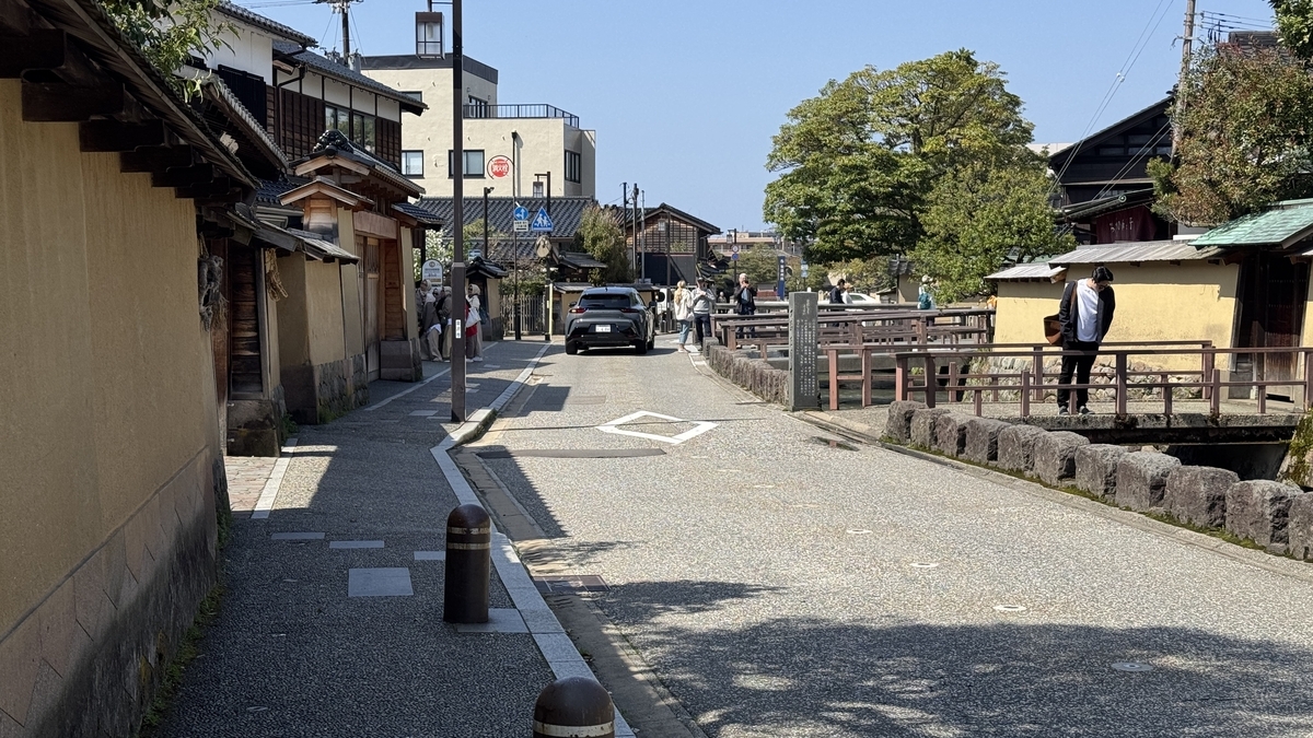 游客沿第三座桥附近用水渠行走的长町武家屋敷街道