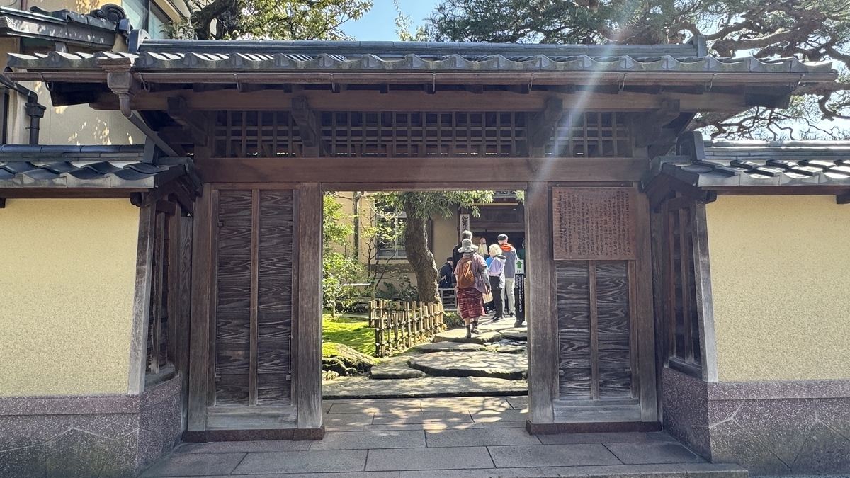 武家屋敷遗迹 野村家的大门与入馆的游客