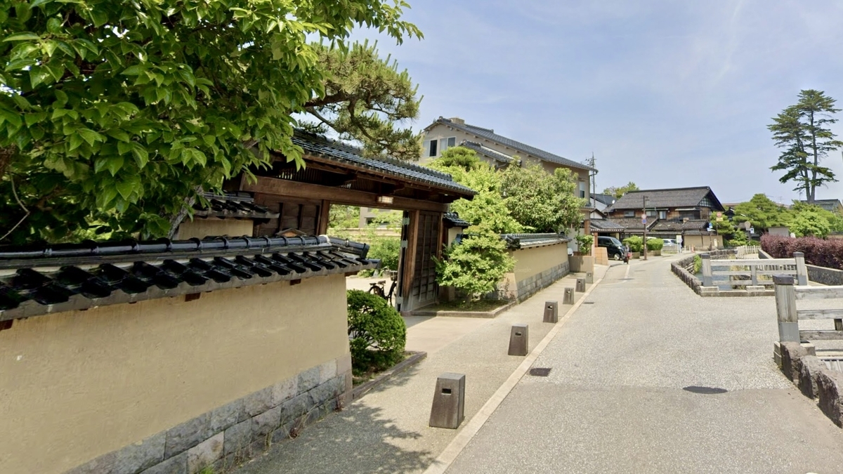 第四座桥附近土墙与用水渠沿线的静谧街道