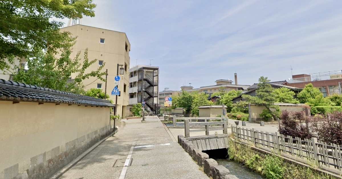 第五座桥附近的用水渠与土墙沿线街道