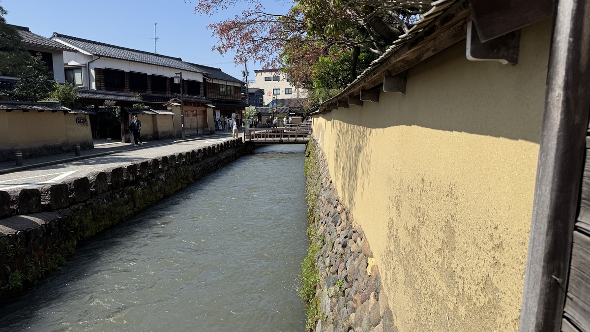 在土墙与石墙旁流淌的长町武家屋敷迹大野庄用水