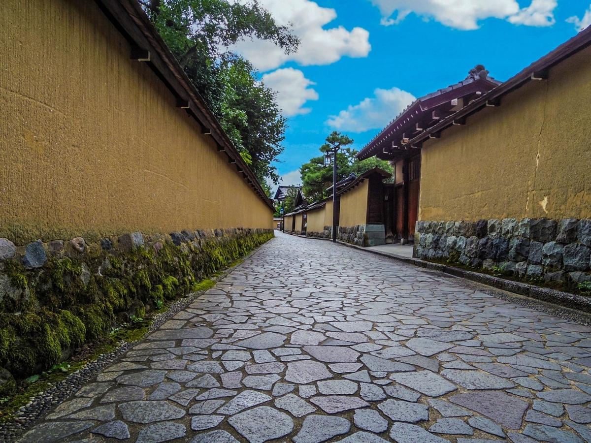 蓝天下绵延的长町武家屋敷迹土墙与石板小巷