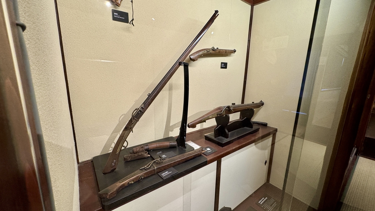 A display of matchlock guns including long-barreled and short-barreled types