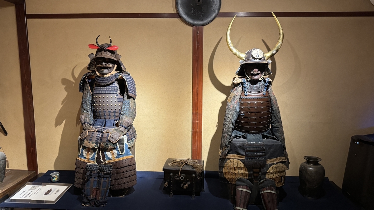 A display of two suits of armor recreating the figure of warlords