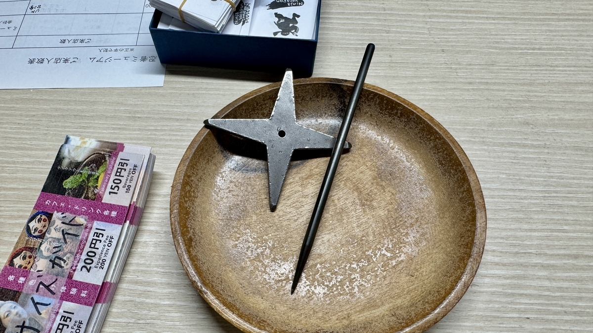 The wheel shuriken and spike shuriken used in the throwing experience
