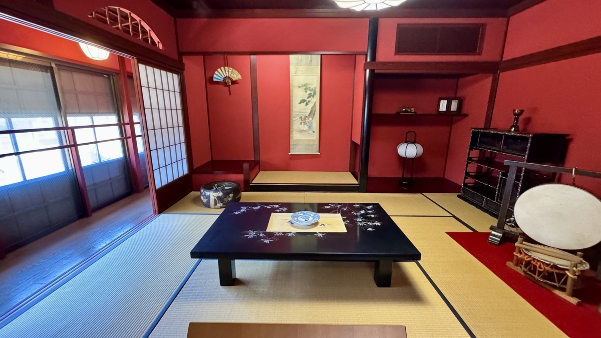 真紅の壁に囲まれた西茶屋資料館の茶屋座敷