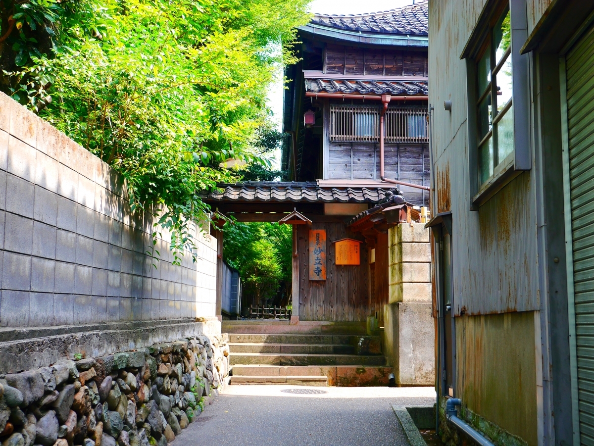 路地の奥に見える妙立寺の木造の門