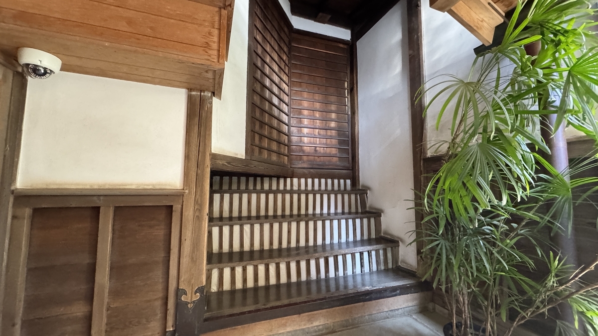 妙立寺の堂内へ続く木造の階段