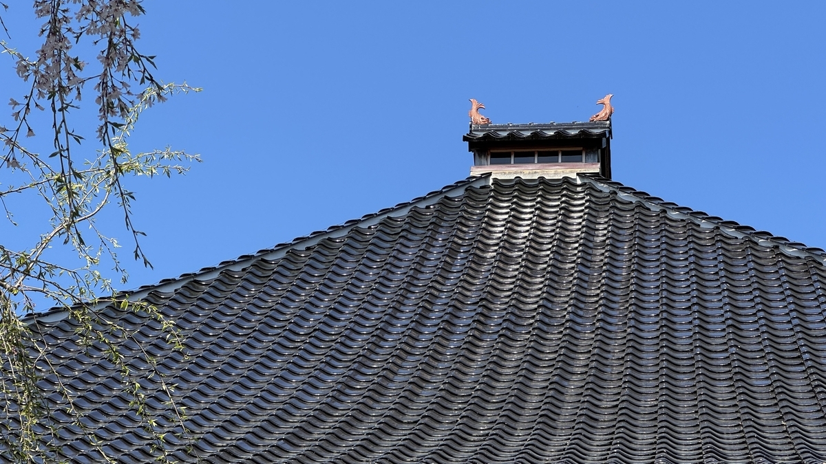 妙立寺の瓦屋根の上にある物見台