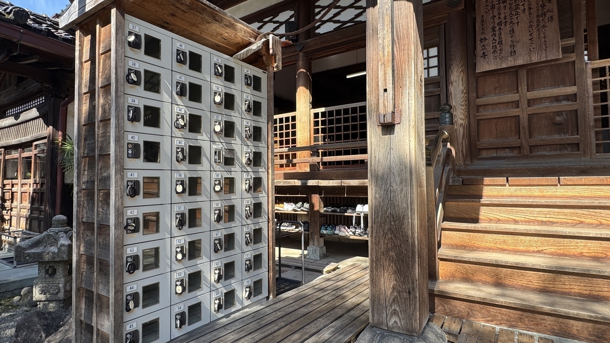 妙立寺本堂前に並ぶ下駄箱と靴置き場