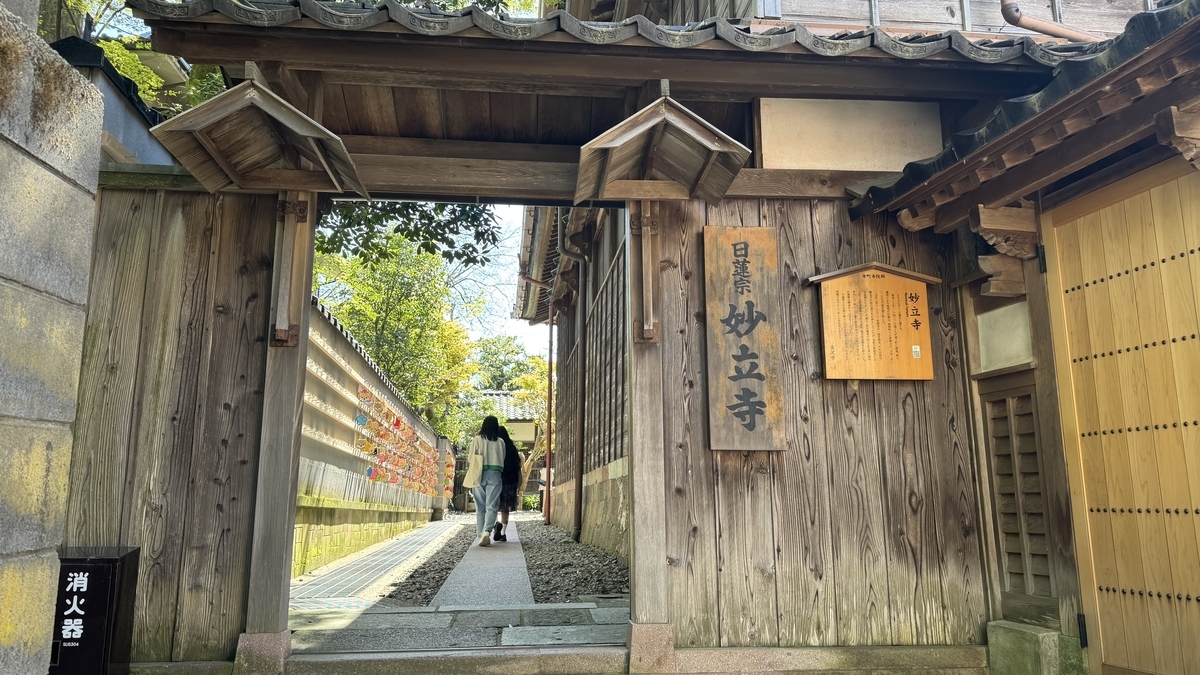 妙立寺の通用門から境内へ続く参道